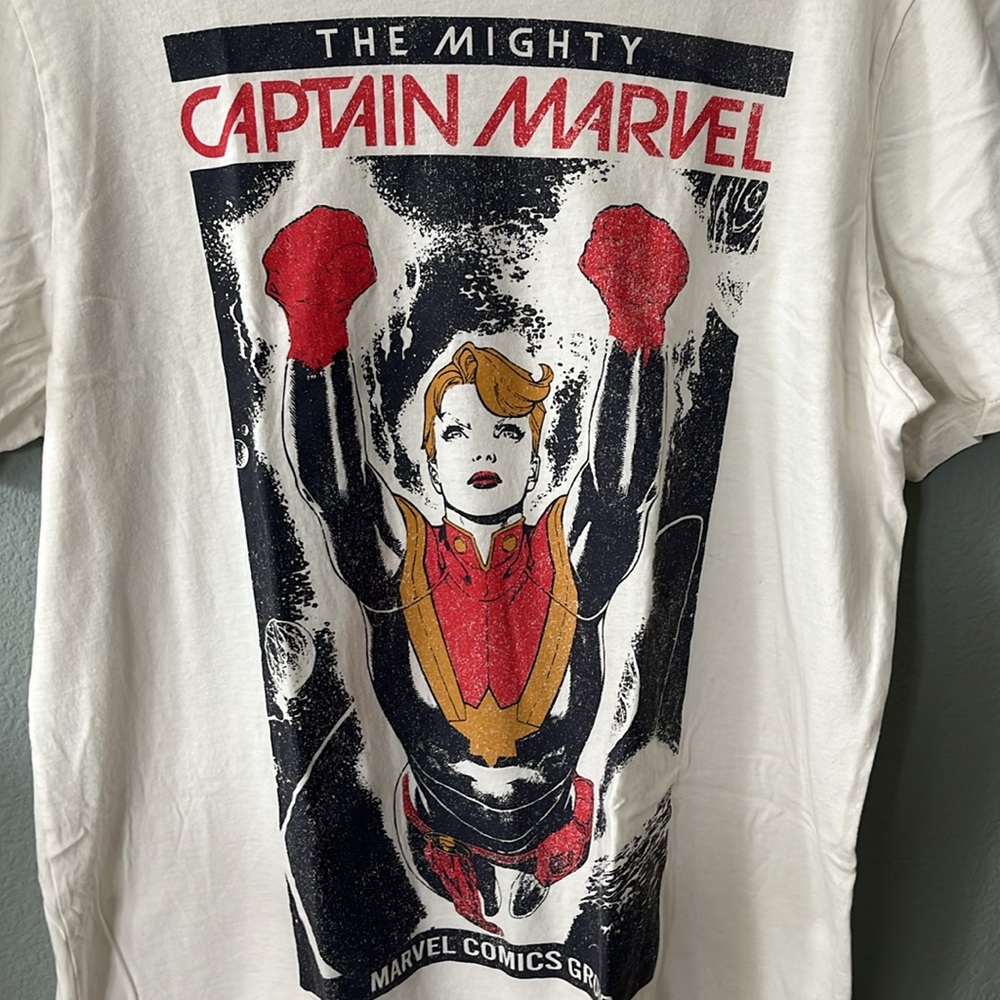 Marvel Old Navy Captain Marvel graphic T-shirt, women’s size XL, EUC - Picture 2 of 6
